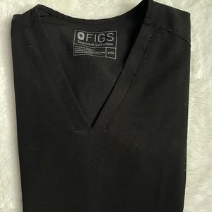 Figs scrub top in black